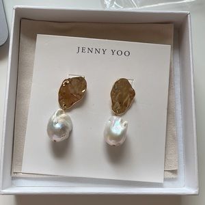 Jenny Yoo gold / baroque pearl wedding earrings. Galilea.